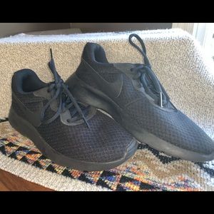Black Nike Tanjun’s ( Athletic/Comfort) Shoes!